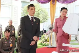 42岁苏提达罕见发声，声线温柔“绕梁三日”，身后男记者听得忘我图片