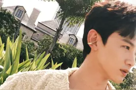 白敬亭晒夏日海边大片！银色耳环帅酷十足，男友力Max图片