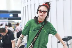 窦靖童为了省钱吗？腰间挂个杯走机场，放着一堆大牌不穿，好任性图片