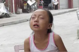 “我不买了，你别打了！”6岁女儿跪地求饶，妈妈却不停手图片