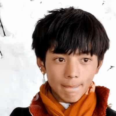 因为丁真的普通话不好也不懂直播,所以经常出现跨频