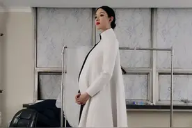 张梓琳晒春晚绝美造型，挺6个月孕肚穿80斤重礼服，气质如女王图片