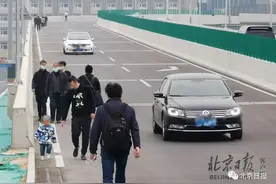 进出北京朝阳站，要冒险步行高架桥？改了！直击→图片