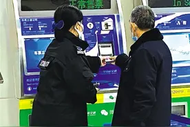 坐公交乘地铁 老年人会扫码支付吗？图片