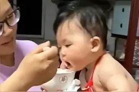 萌宝嫌妈妈喂得太少，把小脑袋钻进碗里吃饭！网友：好可爱的生物图片