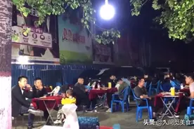 河南大叔路边炒馍15元，10元一盘量大料多，一出摊客人坐满半条街图片