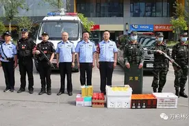 王长征同志“八一”节前深入一线慰问街面武装巡逻分队图片