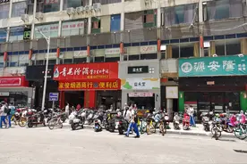 海口部分学校周边商铺售卖香烟，有学生一放学就进店里买烟图片