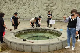 能生“双胞胎”的神秘井水，引游客争相取水喝图片