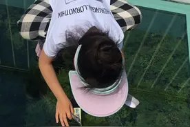 没想到带着2岁小孩爬山上玻璃栈道是这种体验，孩子嗨大人腿吓软图片