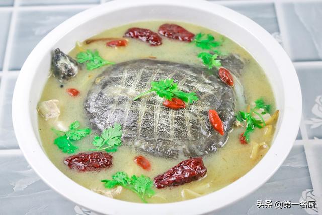 甲鱼汤怎么炖才鲜美无腥味，大厨教你一招，这样炖汤营养又好喝