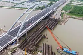 浦星公路跨大治河桥顺利通车 230米跨径创上海下承式拱桥纪录图片