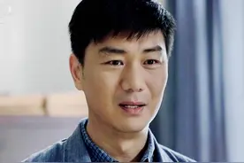 火红年华：季成钢告密一事，流传开来！众人怒不可遏，拳头狠招呼图片