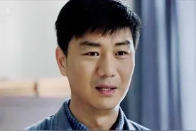 火红年华：季成钢告密一事，流传开来！众人怒不可遏，拳头狠招呼图片