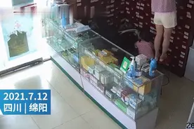 太暖心！四川一女子一脚踩空从凳子上摔落，6岁女儿赶紧抱住安慰图片