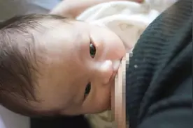 别怪宝宝吃奶时“扭来扭去”，这是在像妈妈发射“信号”，要明白图片