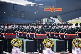 人民日报评论员：功绩彪炳千秋 英名万古流芳图片