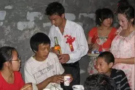 新娘子穿睡衣结婚，画面十分寒碜，心里不委屈吗？图片