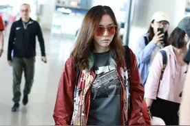 张靓颖经历了什么？素颜看着好老气，网友：小肚子都出来了图片