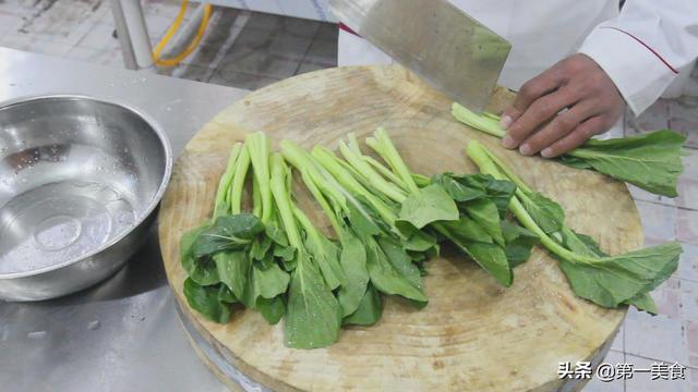 厨师长分享饭店菜心的做法，清脆不变色，天天吃不会腻