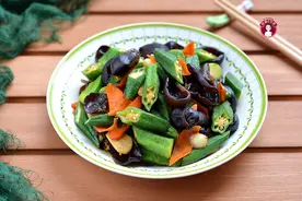 秋葵别老凉拌了，和这2种菜同炒倍儿下饭，脆嫩鲜香有滋味图片