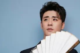 走进“二爷”张云雷的家，衣帽间精致得像女孩，大门还贴着告示图片