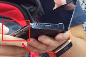 华为Mate40Pro现身地铁站，双立体扬声器+实体按键回归图片