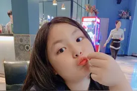 李湘晒女儿近照，12岁王诗龄瘦身成功后太像妈，一家人很久没合体图片
