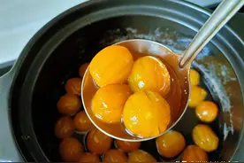 冬天，孩子最喜欢这样吃金桔，便宜营养，煮一碗酸甜开胃，真解馋图片