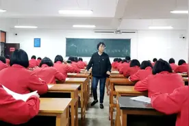 贴满膏药的这双手触目惊心，张桂梅老师到底患的是什么病？图片