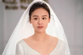 马思纯再次与男友约会，摸脸搂肩显亲密，男方却在户外主动抱美女图片