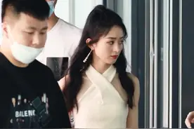 赵丽颖、Jennie的直角肩太美了！挂脖背心性感洋气超时髦图片