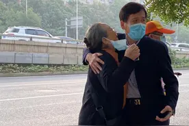 公交站又偶遇李明启！84岁容嬷嬷笑声洪亮，依偎路人怀中似小孩图片