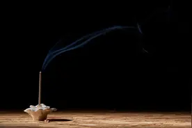 讨厌一个人，别急着翻脸，先“冷”应对图片