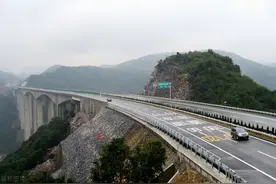 即日起，连霍高速巩义段7座及7座以下小型客车恢复通行，7座以上客车及货车绕行路线看这里图片