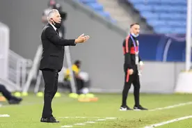 傅欢放弃防守，孙继海狂奔40米门线救险，这就是差距图片