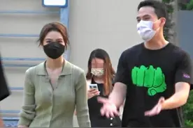赌王儿子何猷启与新欢逛街，21岁女友身材火辣，前妻独带两女生活图片