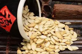 【实用技术】畜禽驱虫的15种中草药，疗效好、无抗、成本低图片