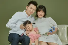 央视主持红果果即将临盆！肚大如箩靠双手托，绿泡泡跪地脸贴孕肚图片