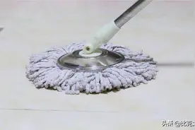 清水拖地等于“白拖”，在水里倒一点，地面干净不留水渍，太棒了图片