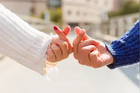 微信聊天时，男人说“要睡了”，最佳的回复方式并不是“晚安”图片