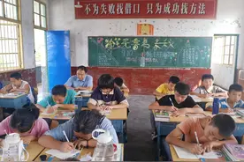 平江板江中学：校长推门听课，助力教师成长图片
