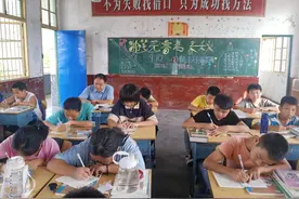 平江板江中学：校长推门听课，助力教师成长图片