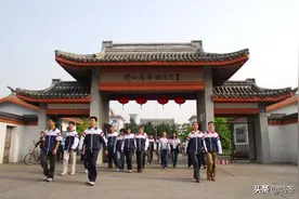 浙江省非常好的一所中学，靠近宁波沿海，在全国也榜上有名图片
