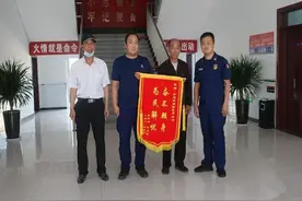 下班途中突遇火情，沙河一消防队员挺身而出扑救火灾图片