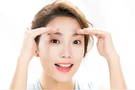 情感故事：中秋前夜，女老板送我一盒咬过一口的月饼图片