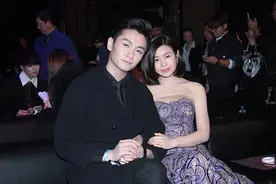 陈妍希太会挑裙子了，抹胸上有个“阴影”，身材看着更好了图片
