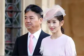 刘强东的丈母娘长这样，只大刘强东5岁图片