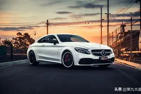 奔驰AMG C63，匹配4.0升V8双涡轮发动机，百公里加速仅需4.2秒图片