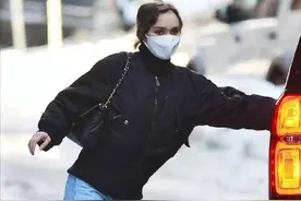 德普女儿低调出街，头身比太虐引热议，与甜茶分手后她眼神好孤傲图片